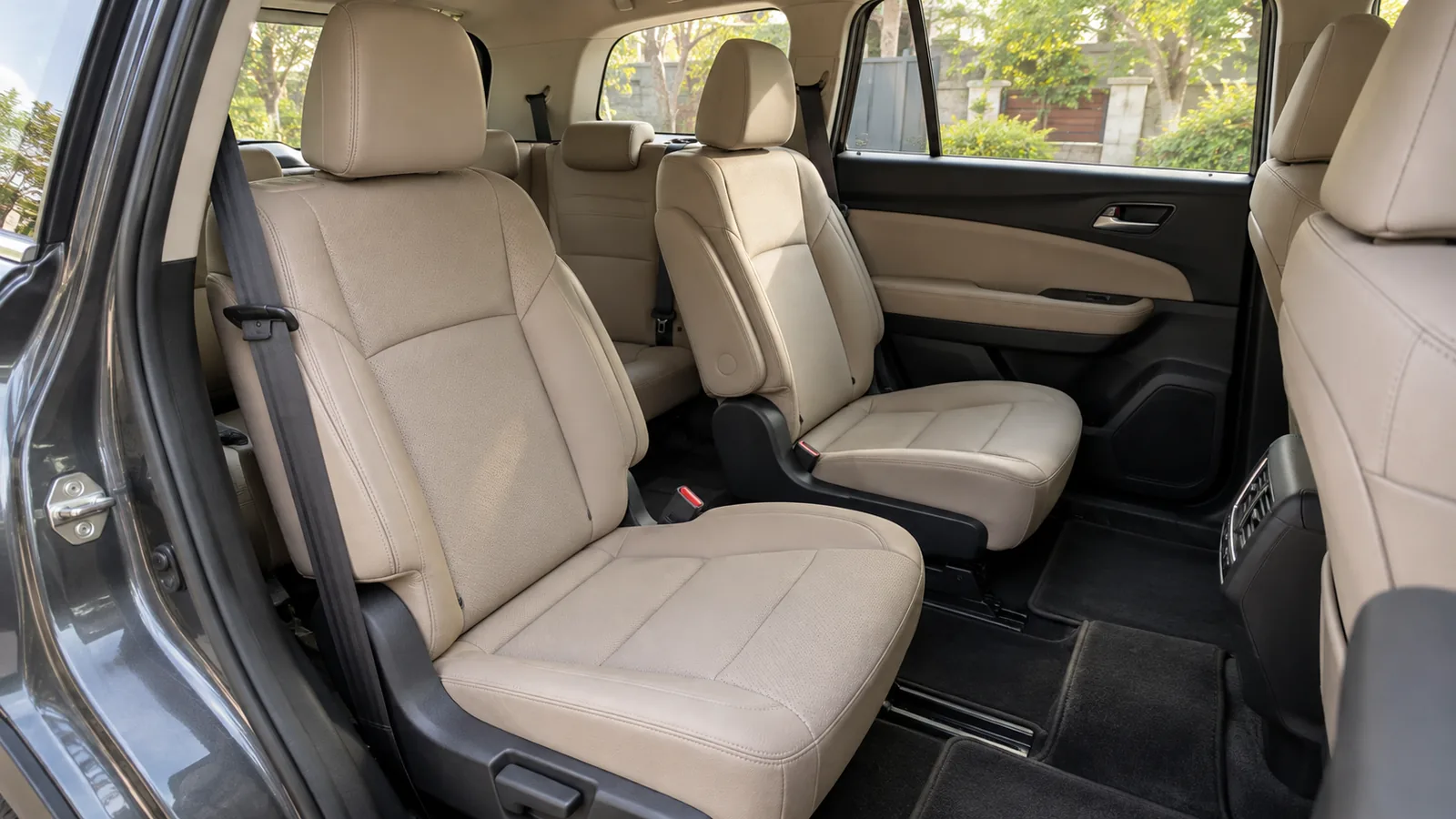 Illustrative unbranded SUV cabin with individual middle-row seats photographed in natural daylight